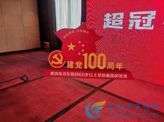 划龙舟吃粽子